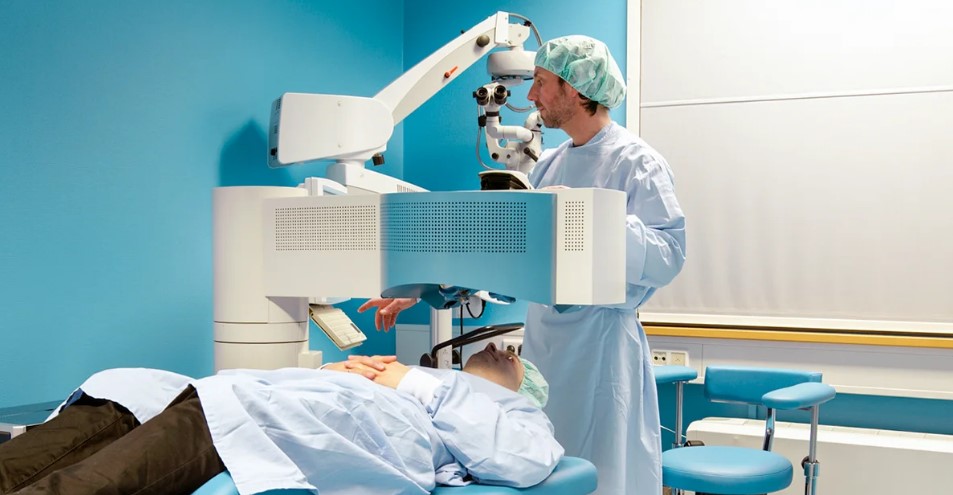 is cataract surgery covered by medicare advantage plans